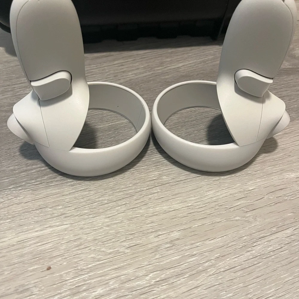 Meta Oculus VR Headset with Controllers and Protective Case